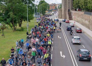 Magdeburg, Almanya bicyclists geçit 17.06.2017 dilerim. Başlangıç bekliyor
