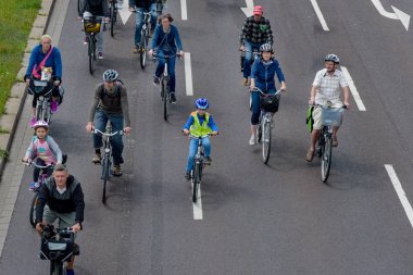 Magdeburg, Almanya bicyclists geçit 17.06.2017 dilerim. Eylem günü. Çocuklu birçok kişi binmek bisiklet şehir merkezinde