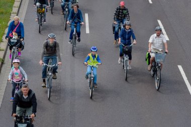 Magdeburg, Almanya bicyclists geçit 17.06.2017 dilerim. Birçok kişi binmek bisiklet şehir merkezinde. Çocuk aktif olarak yer
