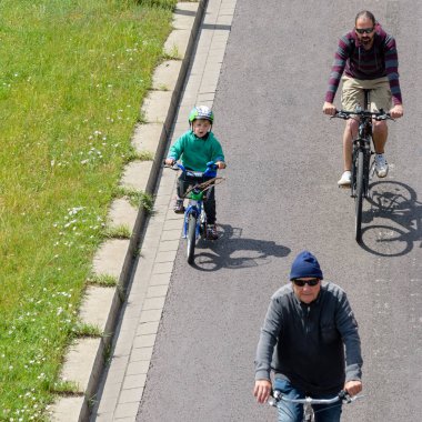 Magdeburg, Almanya bicyclists geçit aktif olarak yer 17.06.2017 çocuklarıyız