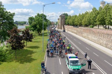 Magdeburg, Almanya bicyclists geçit 17.06.2017 dilerim. Bisikletçi başlangıcı bekliyor