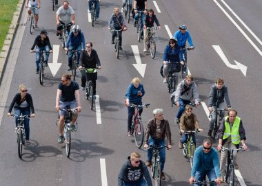 Magdeburg, Almanya bicyclists geçit 17.06.2017 dilerim. Eylem günü. Pek çok gencin bisiklet sürmek