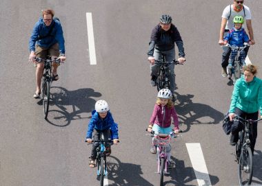 Magdeburg, Almanya bicyclists geçit 17.06.2017 dilerim. Ebeveynler ve çocuklar bisiklet sürmek