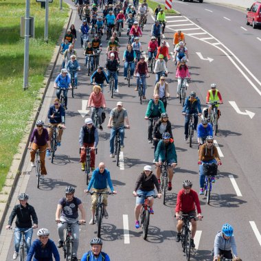 Magdeburg, Almanya bicyclists geçit 17.06.2017 dilerim. Birçok kişi farklı yaş şehir merkezinde bisiklet sürmek.