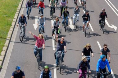 Magdeburg, Almanya bicyclists geçit 17.06.2017 dilerim. Yetişkinler ve çocuklar Magdeburg bisiklet sürmek