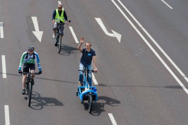 Magdeburg, Almanya bicyclists geçit 17.06.2017 dilerim. Eylem günü. Çok neşeli insan bisiklet sürmek