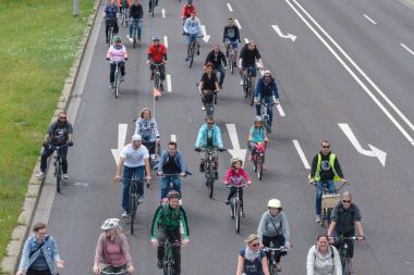 Magdeburg, Almanya bicyclists geçit 17.06.2017 dilerim. Birçok kişi farklı yaş bisiklet sürmek