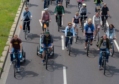 Magdeburg, Almanya bicyclists geçit 17.06.2017 dilerim. Eylem günü. Birçok kişi farklı yaş Magdeburg bisiklet sürmek