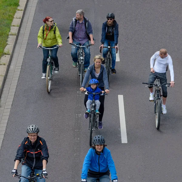 Magdeburg, Almanya bicyclists geçit 17.06.2017 dilerim. Çocuklu birçok kişi binmek bisiklet şehir merkezinde
