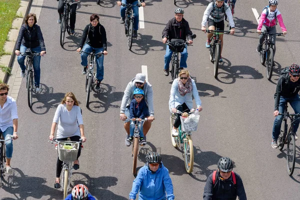 Magdeburg, Almanya bicyclists geçit 17.06.2017 dilerim. Eylem günü. Baba ve oğul Bisiklet geçit törenine katılmak