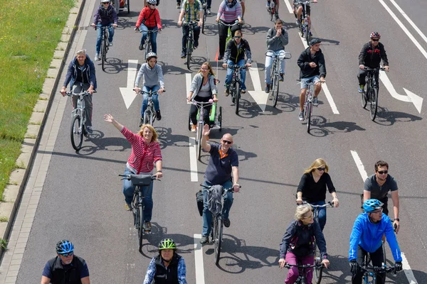 Magdeburg, Almanya bicyclists geçit 17.06.2017 dilerim. Yetişkinler ve çocuklar Magdeburg bisiklet sürmek