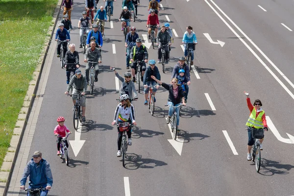 Magdeburg, Almanya bicyclists geçit 17.06.2017 dilerim. Eylem günü. Ebeveynlerin çocukları ile şehir merkezinde bisiklet sürmek