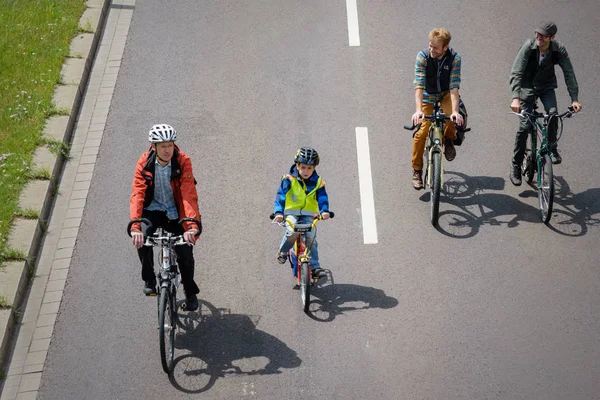 Magdeburg, Almanya bicyclists geçit 17.06.2017 dilerim. Şehir merkezinde çocuklu anne