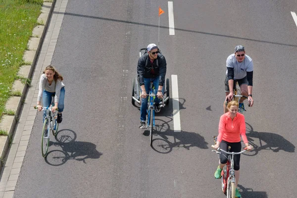 Magdeburg, Almanya bicyclists geçit 17.06.2017 dilerim. Eylem günü. Aileler Bisiklet geçit binmek