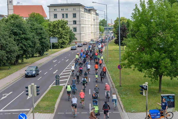Magdeburg, Almanya bicyclists geçit 17.06.2017 dilerim. Birçok kişi binmek bisiklet şehir merkezinde. Arkadan Görünüm
