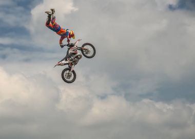 Profesyonel Freestyle Motocross binici hile bir mavi bulut gökyüzü arka plan üzerinde motosiklet ile yürütmektedir. Almanca-Stuntdays, Zerbst - 2017, Juli 08