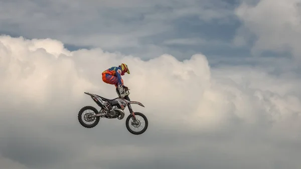 Фристайл Мбаппе кросс-трюк с мотоциклом на фоне синего облачного неба. Озил - 2017, Мбаппе - 08. — стоковое фото