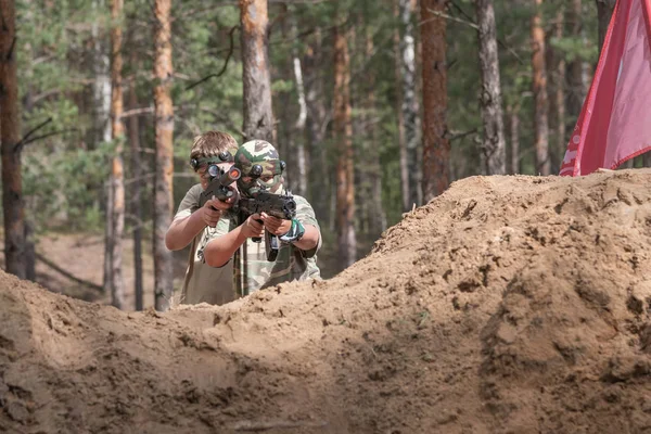 Novgorod, Russie - 04 septembre 2016 : Deux garçons avec un pistolet laser tag. Les camarades de classe jouent ensemble en plein air. Laser tag, amusant et rempli d'adrénaline jeu de tir — Photo