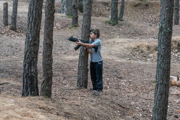 Novgorod, Russie - 04 septembre 2016 : Garçon avec un pistolet laser tag. Les camarades de classe jouent ensemble en plein air. Laser tag, amusant et rempli d'adrénaline jeu de tir — Photo