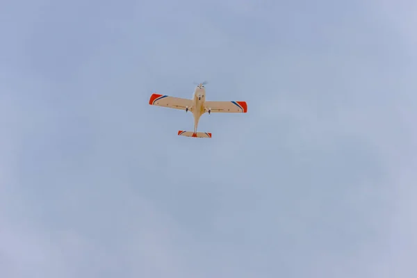 Легкие турбовинтовые самолеты летают в небе — стоковое фото