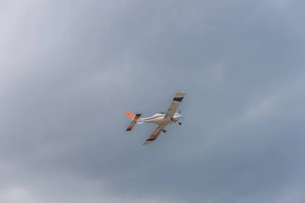 Un avion léger à turbopropulseurs vole dans le ciel — Photo