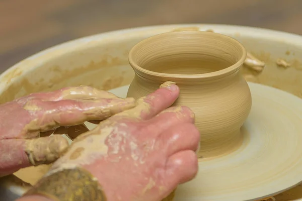 Nowogród Rosja Sierpnia 2016 Glina Formowania Dłoni Kobiet Kole Ceramicznym — Zdjęcie stockowe