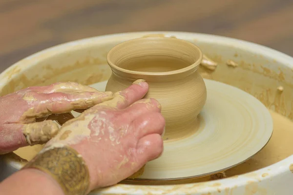 Nowogród Rosja Sierpnia 2016 Glina Formowania Dłoni Kobiet Kole Ceramicznym — Zdjęcie stockowe