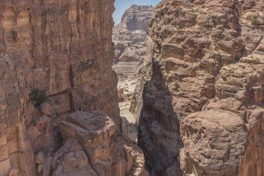 Petra, Ürdün 'de tarihi ve arkeolojik bir şehir. Pembe kumtaşı kayaları. Seyahat fotoğrafı. Üst görünüm