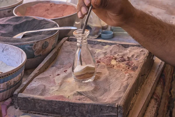 Φτιάχνω Σουβενίρ Από Χρωματιστή Άμμο Στην Πέτρα Της Ιορδανίας Ζωή — Φωτογραφία Αρχείου