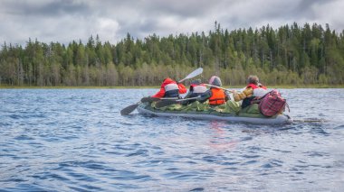 Aile kanoda. Karelia 'da etkin bir tatil. Kuzey göllerinde ve nehirlerde su raftingi. Su turizmi. Haşin Karelya doğasının manzarası