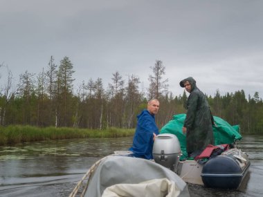 Erzağı olan büyük bir tekne. Karelia 'da vahşi nehirde rafting. Su turizmi. Ekoloji, kırılgan, el değmemiş ve nispeten bozulmamış doğal alanları ziyaret etmek.