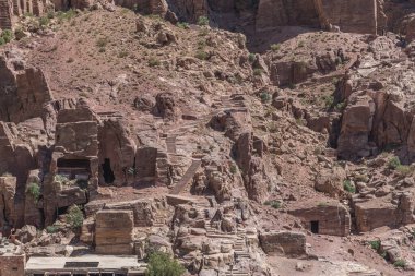 Petra, Jordan, 'Rose City', insanoğlunun kültürel mirasının değerli kültürel özelliklerinden biri. Kayalarda pembe kumtaşından antik binalar. Seyahat fotoğrafı.