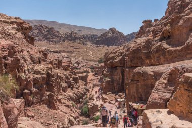 Etkileyici Ad Deir Manastırı 'na tırmanmak, 800 taş kesim basamak. Jordan Rift Vadisi ve Kraliyet Mezarları 'nın genel manzarası. Seyahat fotoğrafı.