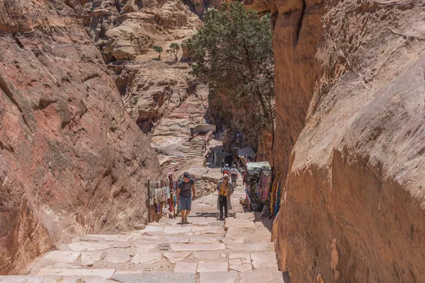800 Escalones Rocosos Hasta Impresionante Monasterio Deir Petra Jordania Foto — Foto de Stock