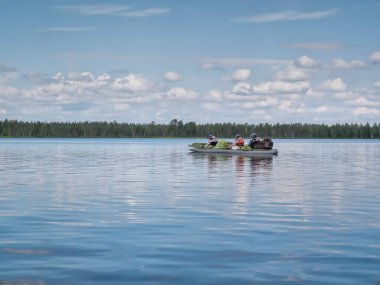 Sert Karelian doğası ve gölde kano manzarası. Karelia 'da etkin bir tatil. Kuzey göllerinde ve nehirlerde su raftingi. Masaüstü Arkaplanı
