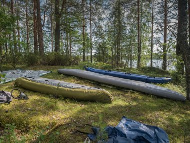 Kanolar ve botlar kuruyor. Adada dinlenme yeri. Karelia 'da etkin bir tatil. Kuzey göllerinde ve nehirlerde su raftingi. Su turizmi