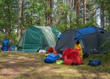 Ormandaki adadaki turist çadırlarının dinlenme noktası. Karelia 'da etkin bir tatil. Su turizmi. Kuzey göllerinde ve nehirlerde su raftingi