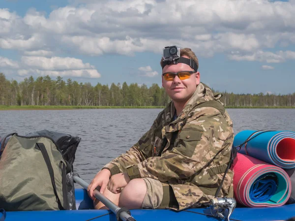 年轻男子在皮划艇 卡累利阿积极的极端生态旅游 北方湖泊和河流中的水上漂流 失败的冒险 蓝水的风景 — 图库照片