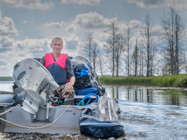 Karelia, Vodlozero - 29.07.2019: teknedeki turist. Ekoloji, kırılgan, el değmemiş, bozulmamış doğal alanları ziyaret etme. Karelia 'da etkin bir tatil. Kuzey göllerinde ve nehirlerde su raftingi