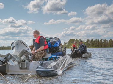 Karelia, Vodlozero - 29.07.2019: Tekne turistleri. Ekoloji, kırılgan doğal alanları ziyaret etmek. Aktif tatiller. Kuzey göllerinde ve Karelia nehirlerinde su raftingi