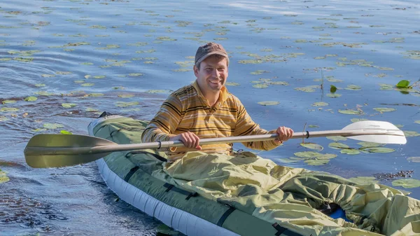 年轻男子在皮划艇 生态旅游 游览脆弱的 未受干扰的自然地区 卡累利阿的假日 — 图库照片