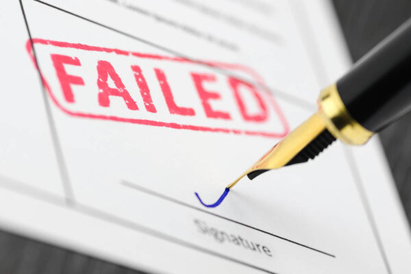 Макроснимок красной марки провалился и перьевая ручка на форме
.