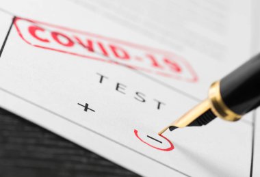 Tıbbî bir belgeye damgalanmış 19 numaralı mühür koronavirüs ve dolmakalem testi negatif çıktı. Makro çekim.