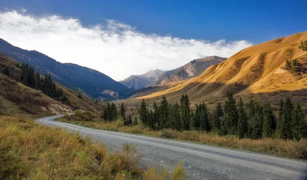 Yolun gorge boyunca dağlarda.