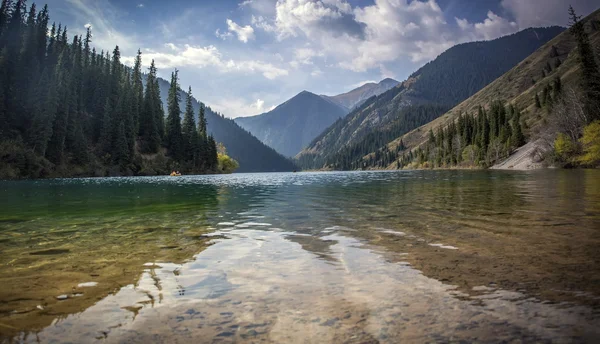 Alatau Dağları'nda Gölü.