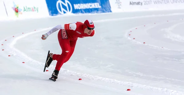 Kırmızı elbiseli bir sporcumuz.
