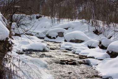 Dağ nehir ortasında kar.
