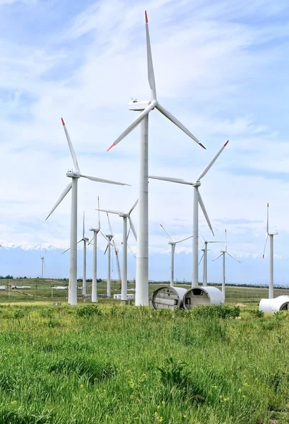 Dağlarda rüzgar türbinleri.