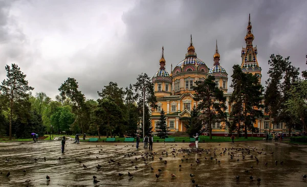 Baharda Almatı şehir yağmur.