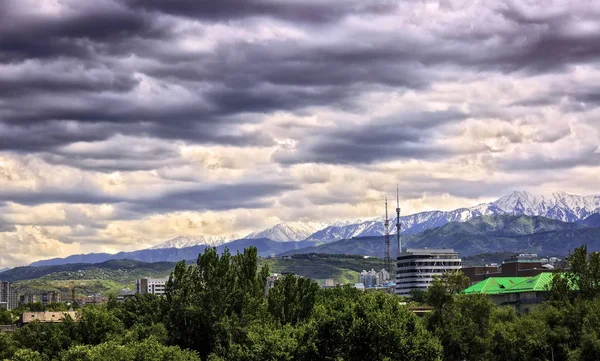 Nubes sobre las montañas del Trans-Ili Alatau . —  Fotos de Stock